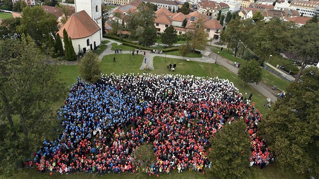 V Kyjov uctili stolet vro republiky vytvoenm esk vlajky z vc ne 2 500 nafukovacch balnk. K km ze zdejch kol se pidali i kolemjdouc.