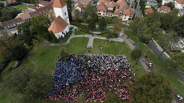 V Kyjov uctili stolet vro republiky vytvoenm esk vlajky z vc ne 2 500 nafukovacch balnk. K km ze zdejch kol se pidali i kolemjdouc.