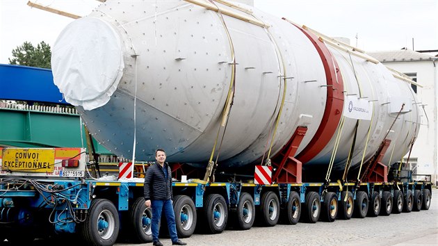 Protiproud trubkov vmnk vc 160 tun se chyst na cestu z brnnsk Krlovopolsk strojrny a do Uzbekistnu. Na snmku obchodn editel strojrny Petr Babk.