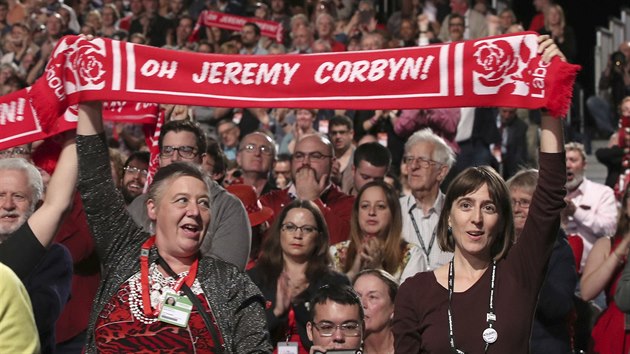 Podporovatel fa britskch labourist Jeremyho Corbyna na vron konferenci strany v Liverpoolu.