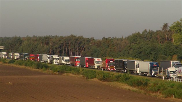 Na D11 se eln stetla dv vozidla. idii nehodu nepeili. Tvo se dlouh kolony. (28. 9. 2018)