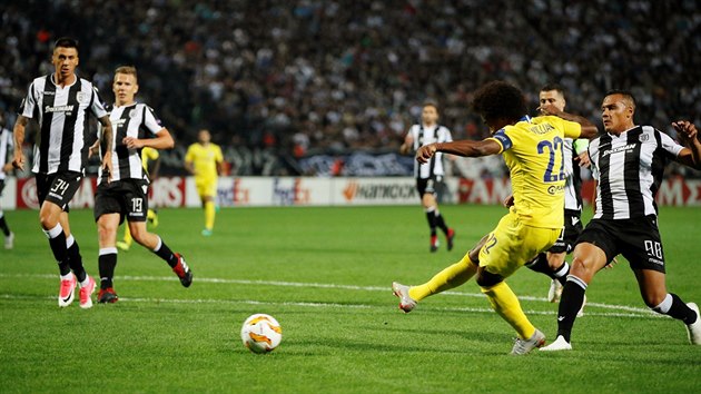 Brazilský záložník Willian z Chelsea střílí gól v Evropské lize na hřišti PAOK Soluň.