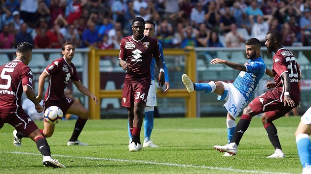 Lorenzo Insigne z Neapole stl na brnu FC Turn v utkn italsk ligy.