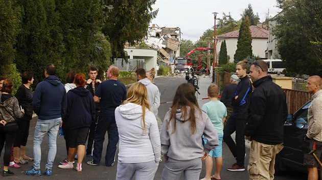 Exploze zničila rodinný dům v Mostkovicích na Prostějovsku. Uvnitř zemřel jeden člověk, další dvě osoby byly zraněny. (22. září 2018)
