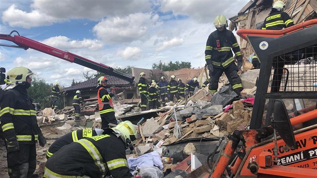 Exploze zničila rodinný dům v Mostkovicích na Prostějovsku. Uvnitř zemřel jeden člověk, další dva byli zraněni. (22. září 2018)