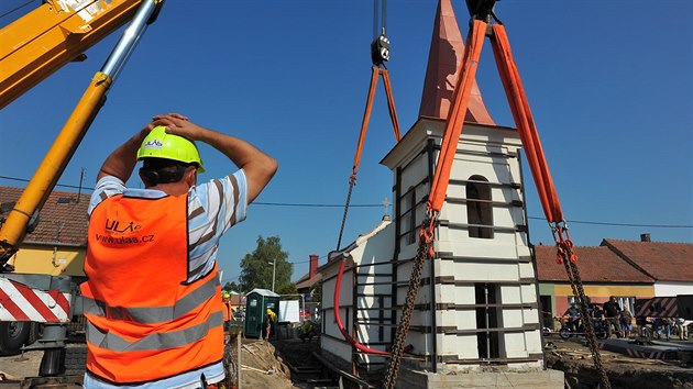 Kaple byla ze vech stran zachycen, aby se nikde nhodou nerozpadla.