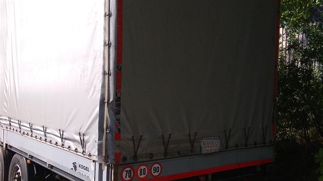 V nákladovém prostoru kamionu se skrývali čtyři nelegální migranti.
