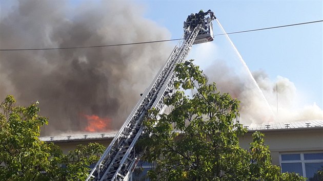 V Drnovicích na Vyškovsku hoří kulturní dům. Hasiči vyhlásili třetí stupeň poplachu.