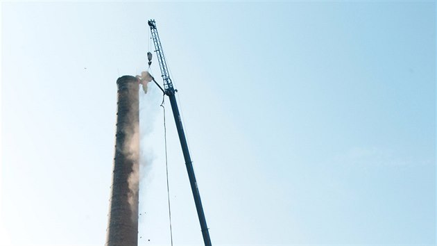 Bagr rozloil edest metr vysok komn v arelu nkdej tovrny koda Ostrov. (20. z 2018)