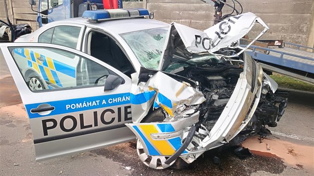 Mu v kradenm voze v Hradci Krlov eln narazil do policejn hldky. (25. z 2018)