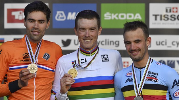 TRIO NEJLEPCH. Uprosted mistr svta Rohan Dennis, vlevo druh Tom Dumoulin a tet Victor Campenaerts.