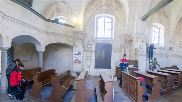 Úklid v kostele svaté Kateřiny v Havlíčkově Brodě.