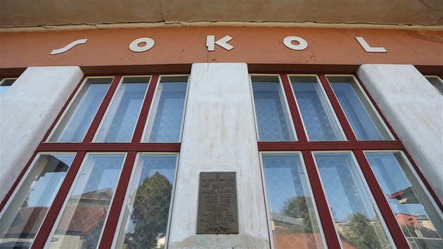 Sokolovnu postavili dělníci v roce 1933 celkem za 214 dnů. Slavnostní otevření se konalo 28. října, kdy se slavilo 15. výročí vzniku Československa.