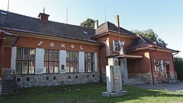 Sokolovnu postavili dělníci v roce 1933 celkem za 214 dnů. Slavnostní otevření se konalo 28. října, kdy se slavilo 15. výročí vzniku Československa.