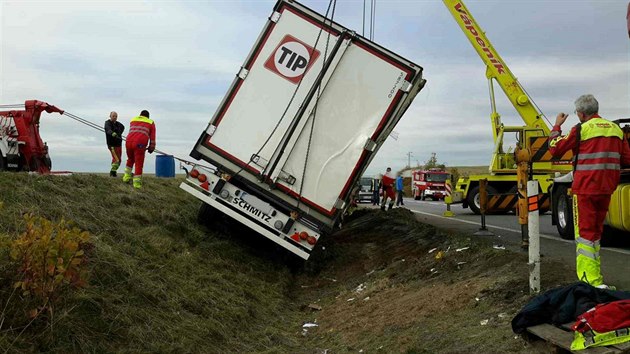 Nehoda kamionu se suenkami na holickm obchvatu.