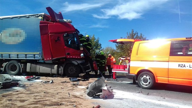Dlnici D5 u Zdic na Berounsku uzavela ve smru na Prahu nehoda dvou kamion. Jeden lovk je vn zrann. (26.9.2018)