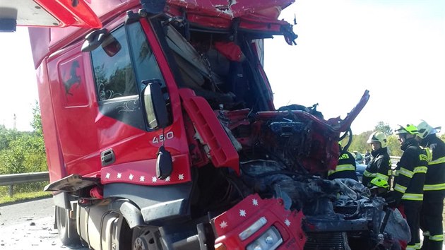 Dálnici D5 u Zdic na Berounsku uzavřela ve směru na Prahu nehoda dvou kamionů. Jeden člověk je vážně zraněn. (26.9.2018)