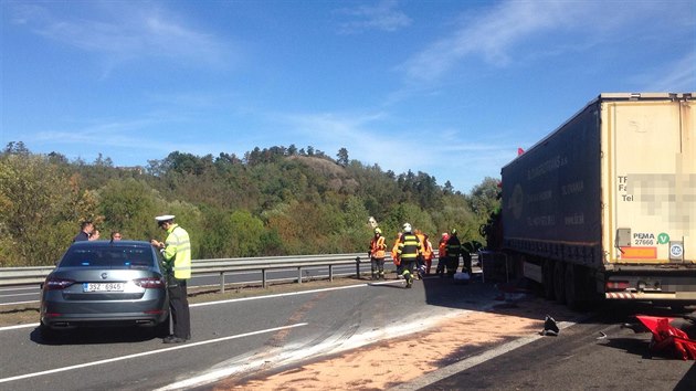 Dálnici D5 u Zdic na Berounsku uzavřela ve směru na Prahu nehoda dvou kamionů. Jeden člověk je vážně zraněn. (26.9.2018)