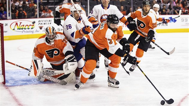 Radko Gudas z Philadelphie e oemetnou situaci v utkn proti New York Islanders.