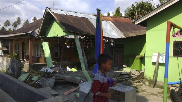 Srie zemtesen zashla indonsk ostrov Sulawesi, vyvolalo asi dvoumetrovou vlnu tsunami. (28. 9. 2018)