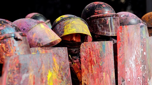 Zastnci nezvislosti Katalnska demonstrovali v Barcelon, pi stetech s polici pouili barevn prek. (29. z 2018)