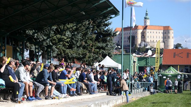 Atlet Pavel Maslk nastoupil za Mikulov do fotbalovho zpasu III. tdy okresu Beclav. (29. z 2018)