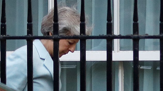 Britsk premirka Theresa Mayov se vrac do svho sdla v Downing Street 10 v Londn. (21. z 2018)