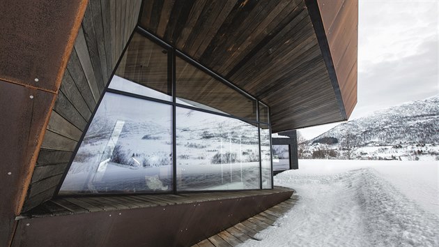 Tvar budovy navržený studiem Invit Arkitekter připomíná skály nedalekých hor.