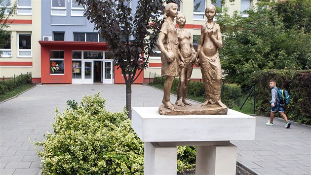 K olomoucké Základní škole Zeyerova se po mnoha letech vrátilo sousoší nazvané Aby všechny děti světa, jehož autorem byl významný akademický sochař Vladimír Navrátil.