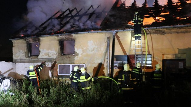 Rozsáhlý požár zničil ve Štětovicích na Prostějovsku budovu autodílny, bojovalo s ním osm jednotek hasičů.