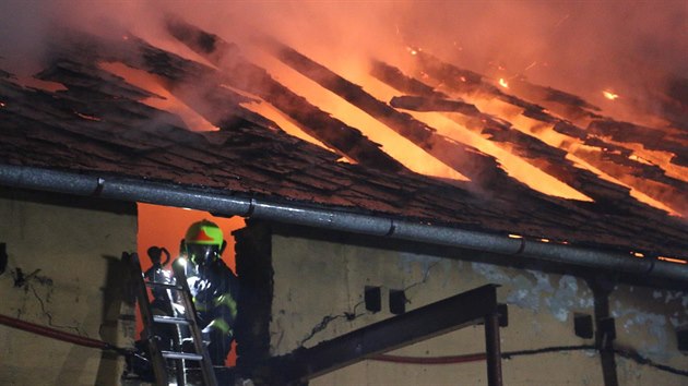 Rozsáhlý požár zničil ve Štětovicích na Prostějovsku budovu autodílny, bojovalo s ním osm jednotek hasičů.