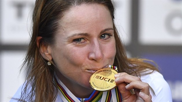 Annemiek van Vleutenov se raduje ze svtovho zlata v cyklistick asovce.