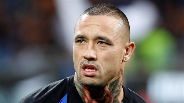 Radja Nainggolan z Interu Miln ped zpasem s Fiorentinou