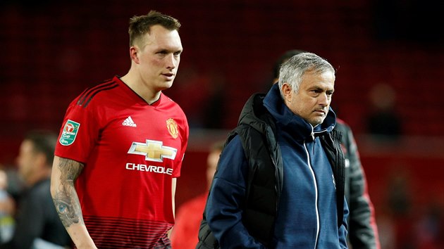 Phil Jones (vlevo) a trenr Jos Mourinho jsou zklaman z porky svho Manchesteru United s Derby County.