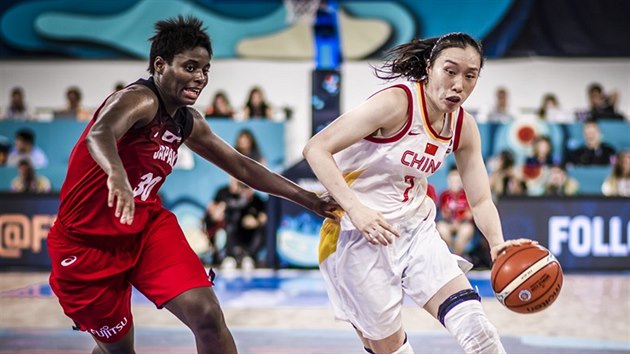 nsk basketbalistka Tching ao (vpravo) obchz Evelyn Mawuliovou z Japonska.