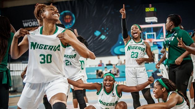 Nigerijsk basketbalistky se raduj z postupu do tvrtfinle mistrovstv svta pes ecko.