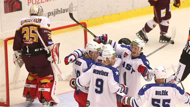 Třebíčtí hokejisté oslavují gól proti Jihlavě.