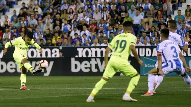 Coutinho (vlevo) z Barcelony rozehrv pm voln kop v duelu s Leganes.