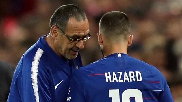 Eden Hazard z Chelsea pijm pokyny od svho trenra Maurizia Sarriho.