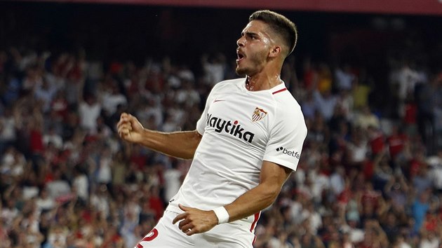 Andre Silva ze Sevilly oslavuje trefu proti Realu Madrid.