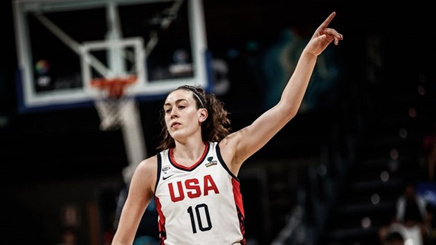 Americk basketbalistka Breanna Stewartov dkuje za pihrvku.