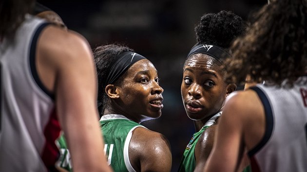 Nigerijsk basketbalistky Ezinne Kaluov (vlevo) a Cecilia Okoyeov se domlouvaj bhem zpasu s Ameriankami.