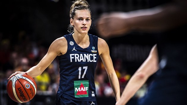 Francouzsk basketbalistka Marine Johannèsov ve tvrtfinle mistrovstv svta