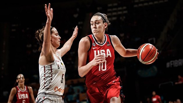 Americk basketbalistka Breanna Stewartov (vpravo) to na ko Belgie kolem Kim Mestdaghov.