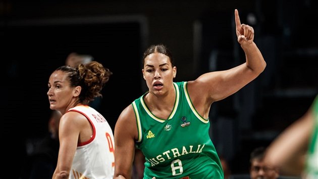 Australsk basketbalistka Liz Cambageov d v semifinle MS, smutn se ohl Laia Palauov ze panlska.