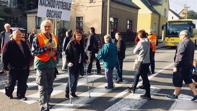 Nespokojení lidé zablokovali dopravu v Malém Poříčí u Náchoda (26.9.2018).