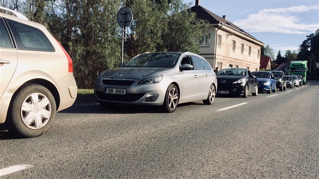 Nespokojení lidé zablokovali dopravu v Malém Poříčí u Náchoda (26.9.2018).
