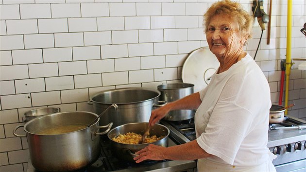 Dost možná nejstarší profesionální kuchařka v republice – osmdesátiletá teta Libora Konkolského Kristýna.