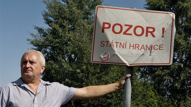 Starosta Habartic Stanislav Briestensk� se v�dy p�i v�ro�� p�epaden� celnice sch�z� s dal��mi lidmi u zm�n�n� budovy. Ta u� neslou�� sv�mu ��elu, jsou v n� byty.