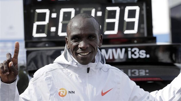 MARATONSK KRL. Kesk vytrvalec Eliud Kipchoge zabhl v Berln nejlep as vech dob 2:01:39. U nen daleko dvouhodinov hranici.